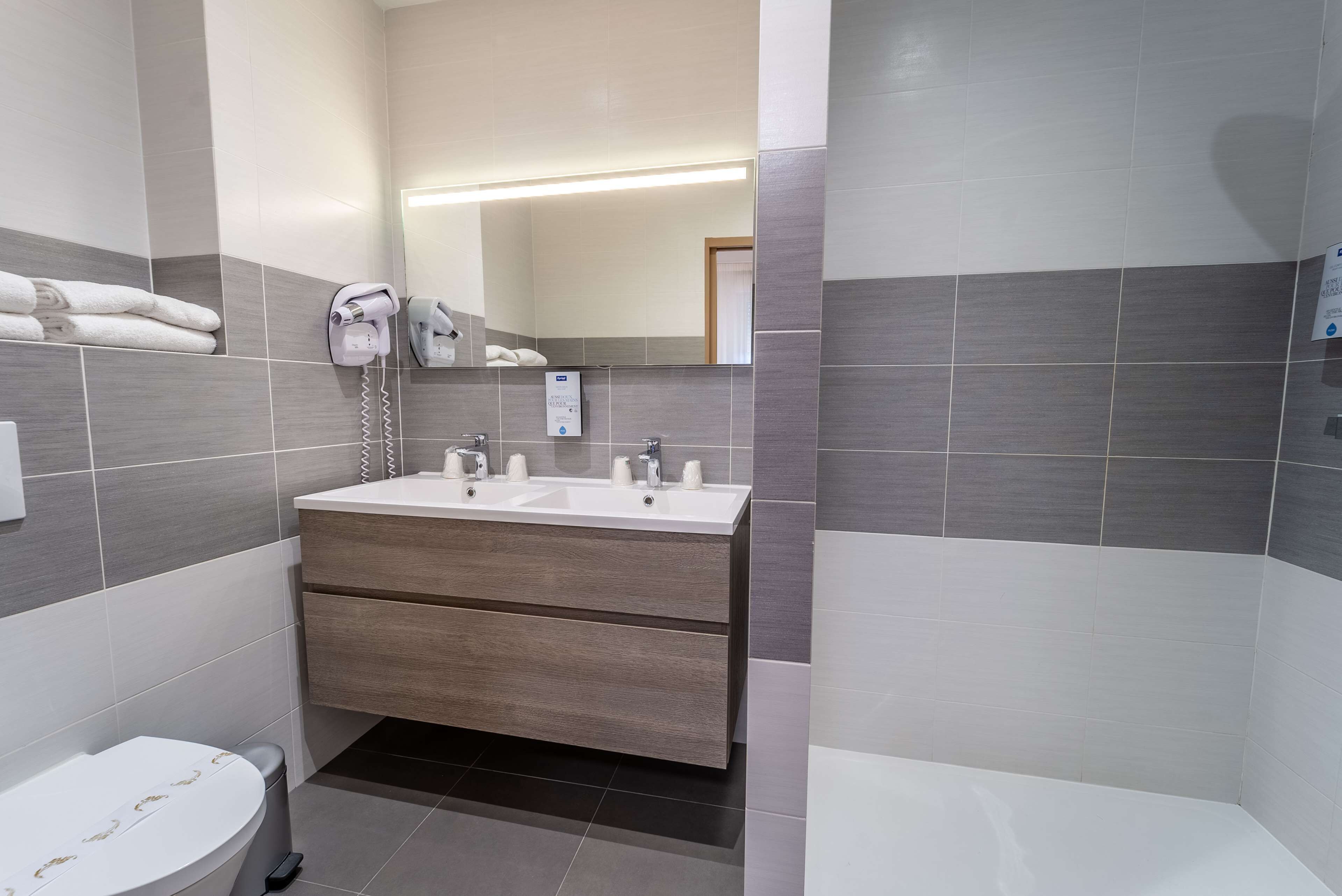 standard room, 1 double bed | bathroom | shower, eco-friendly toiletries, hair dryer, towels