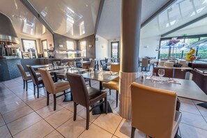 Breakfast, lunch and dinner served - Kyriad Limoges Sud Feytiat (Feytiat)