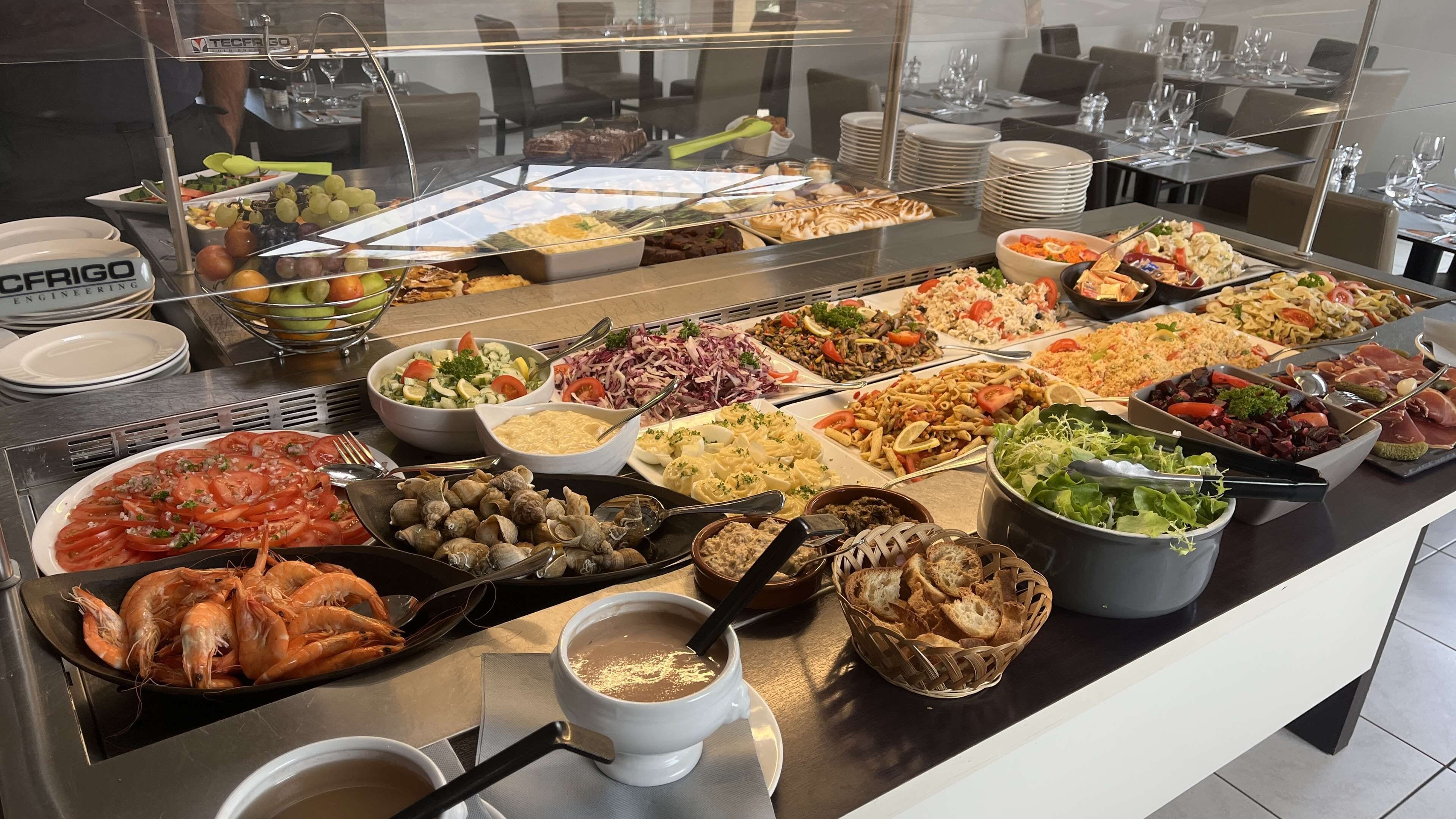 S&#x27;hi serveixen esmorzars, dinars i sopars 