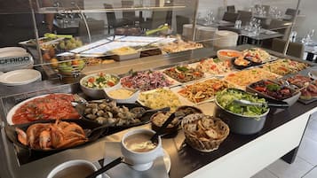 Petit déjeuner, déjeuner et dßner servis sur place