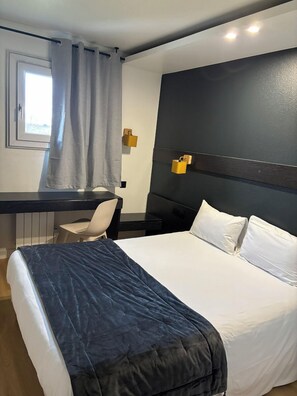 舒適雙人房 | 隔音、免費無線上網、床單