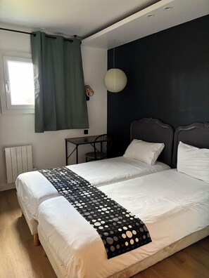 舒適雙床房 | 浴室 | 淋浴設備、免費盥洗用品、毛巾