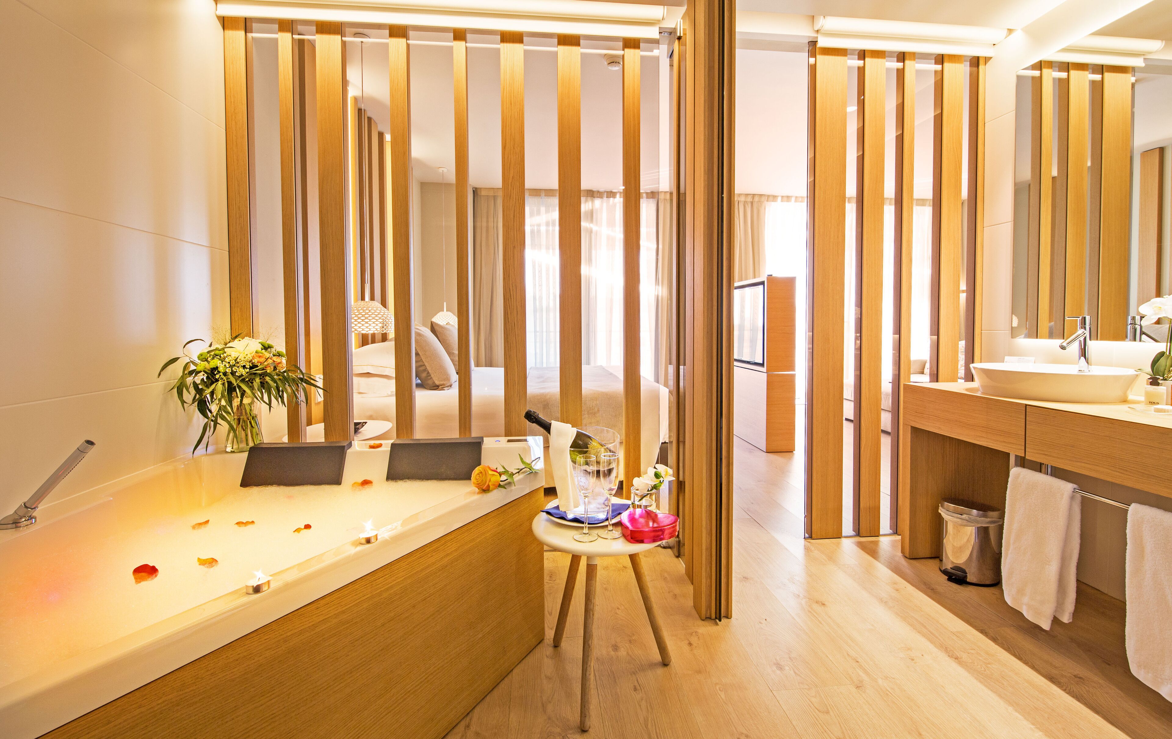 luxury studio suite, sea view | bathroom | combined shower/bathtub, free toiletries, hair dryer, bathrobes