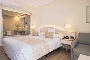 Minibar, caja de seguridad en la habitación y escritorio 