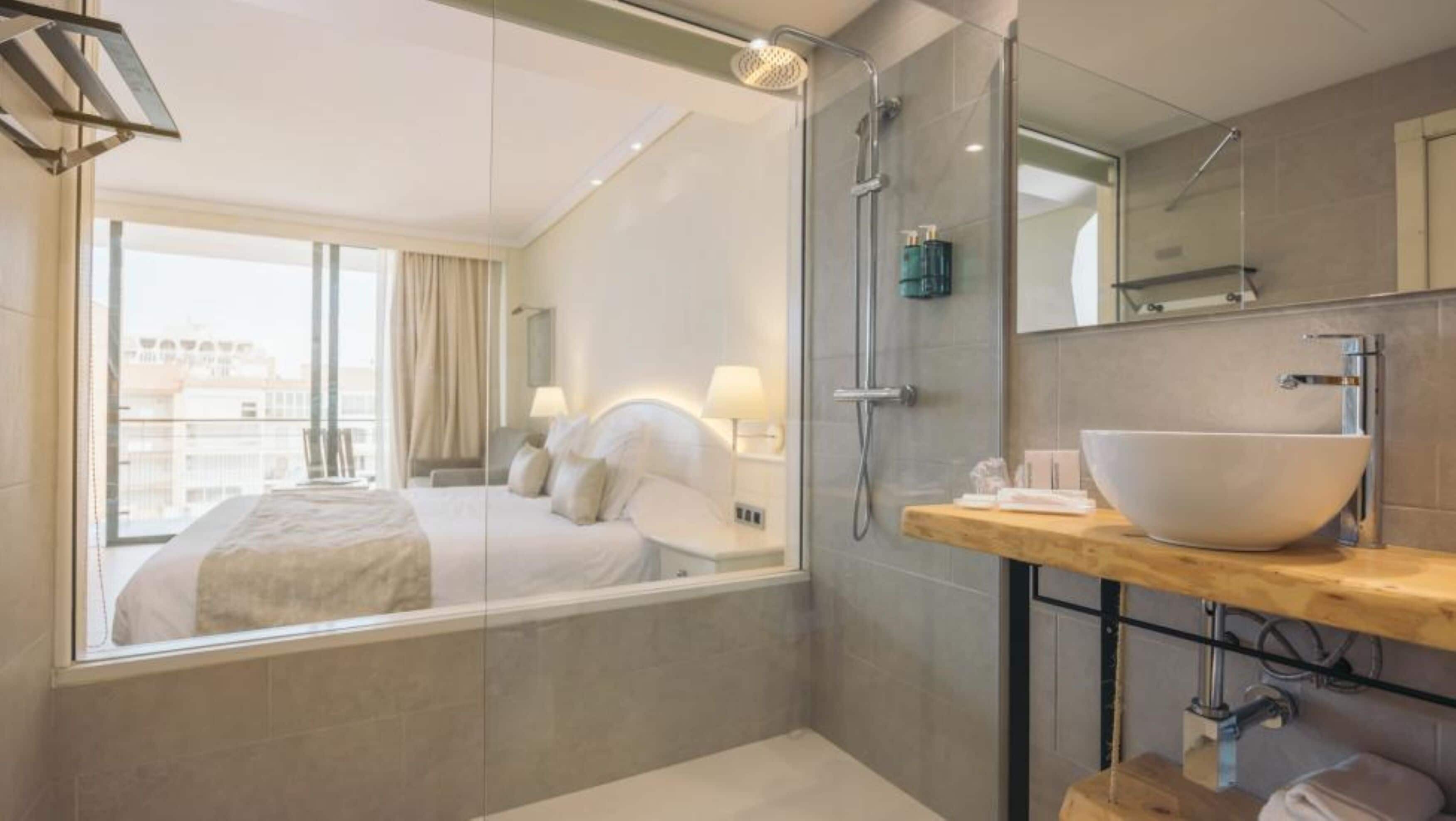 triple room, balcony, canal view | bathroom | combined shower/bathtub, free toiletries, hair dryer, bathrobes