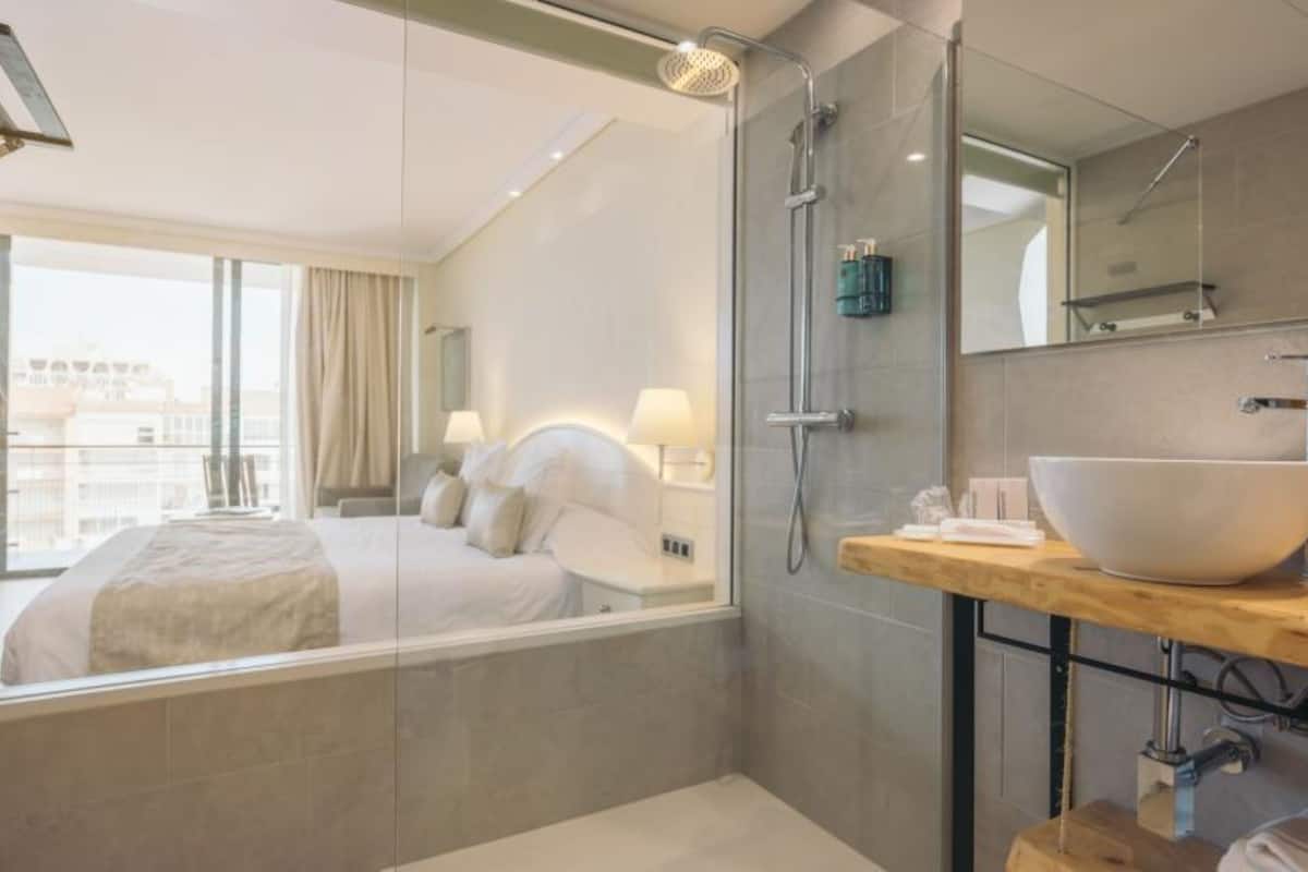 triple room, balcony, canal view | bathroom | combined shower/bathtub, free toiletries, hair dryer, bathrobes