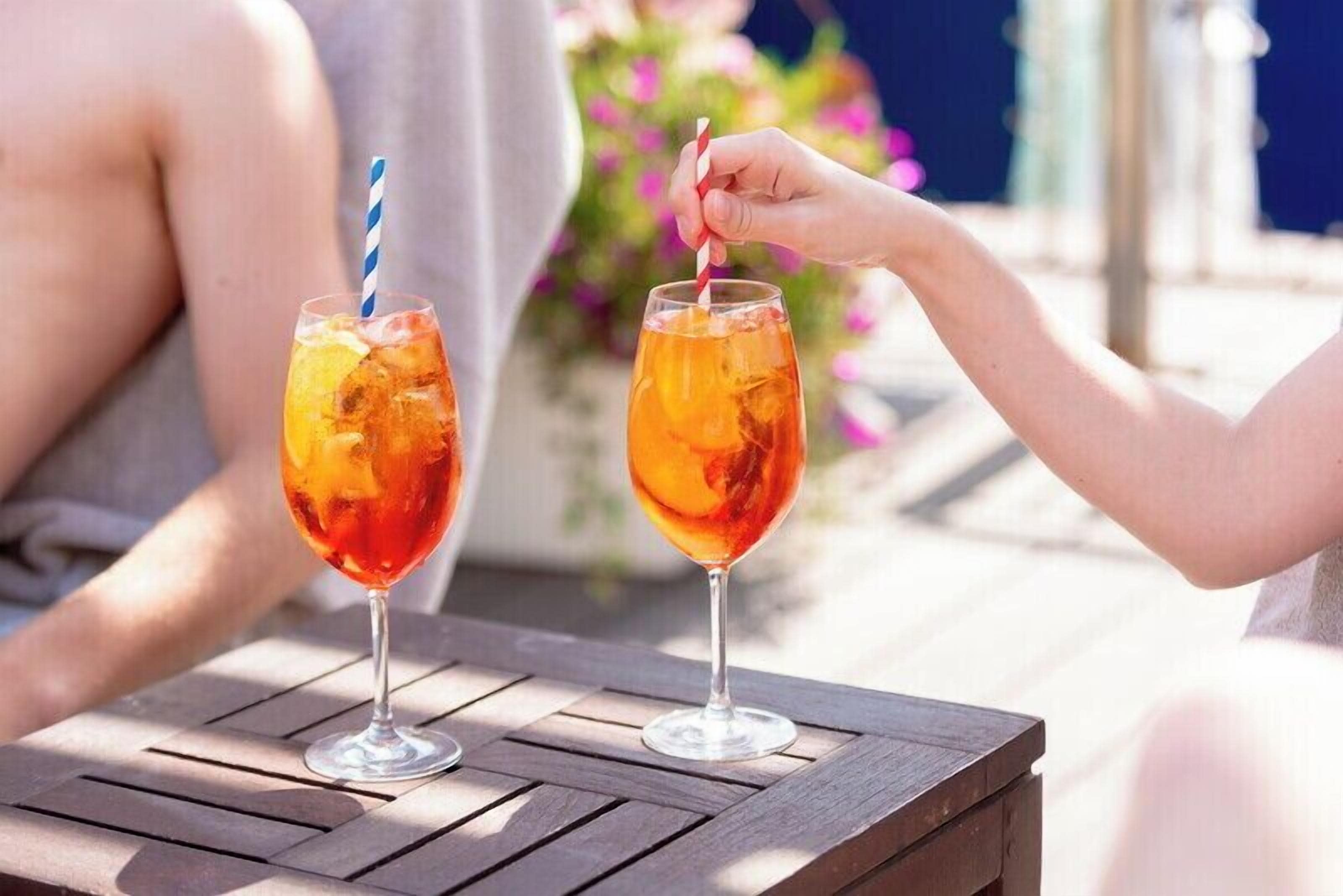 Quầy bar bên hồ bơi