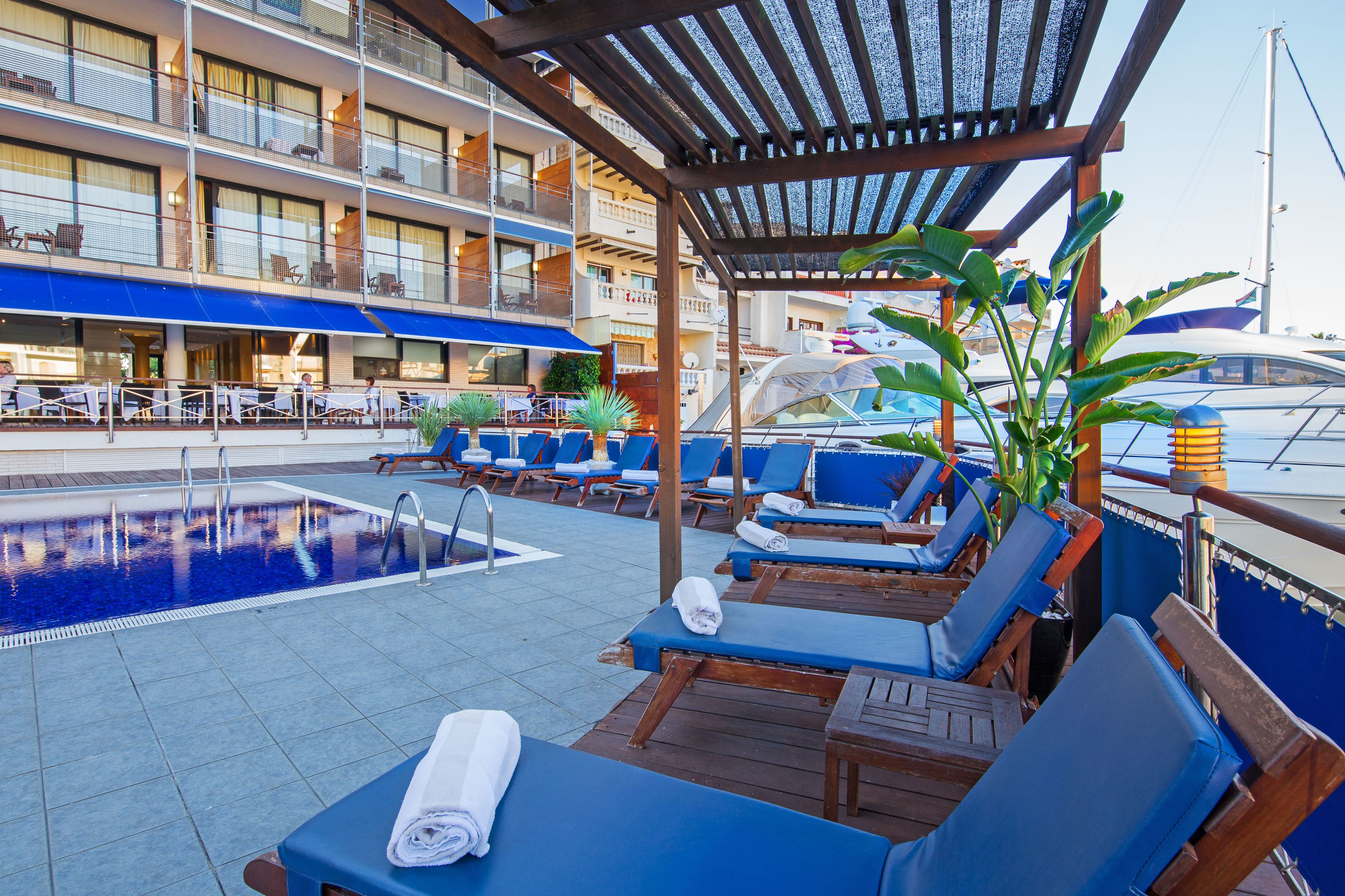 outdoor pool, pool loungers