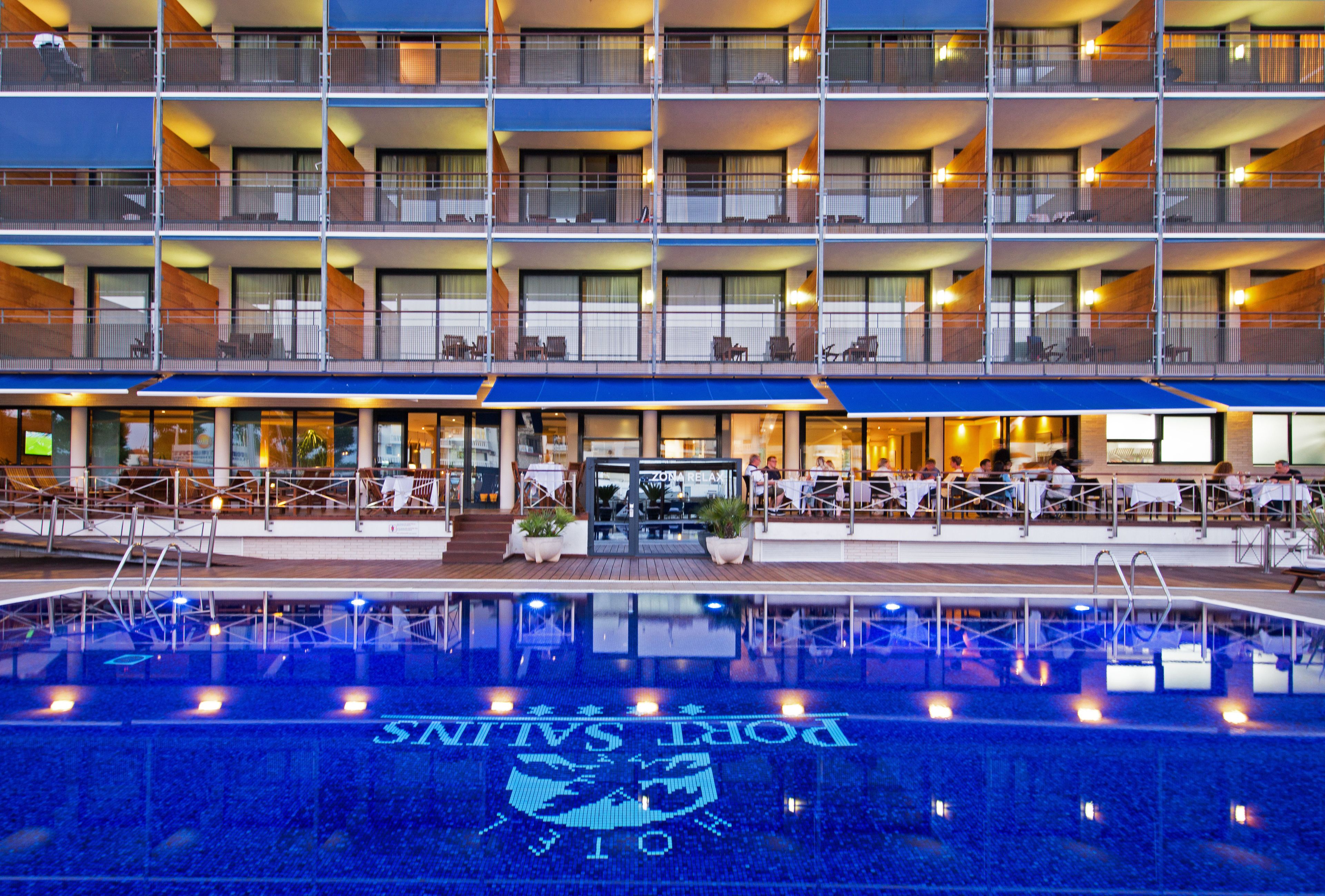 Piscine extérieure, chaises longues