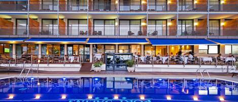 Una piscina al aire libre, tumbonas