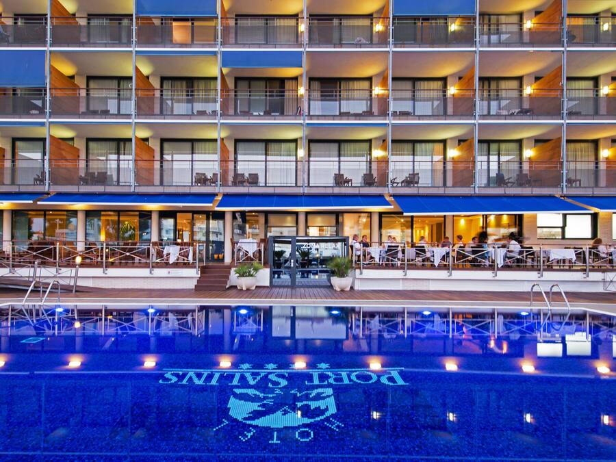 Um hotel com vários andares e área de piscina.