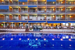 Hồ bơi ngoài trời, ghế dài tắm nắng 