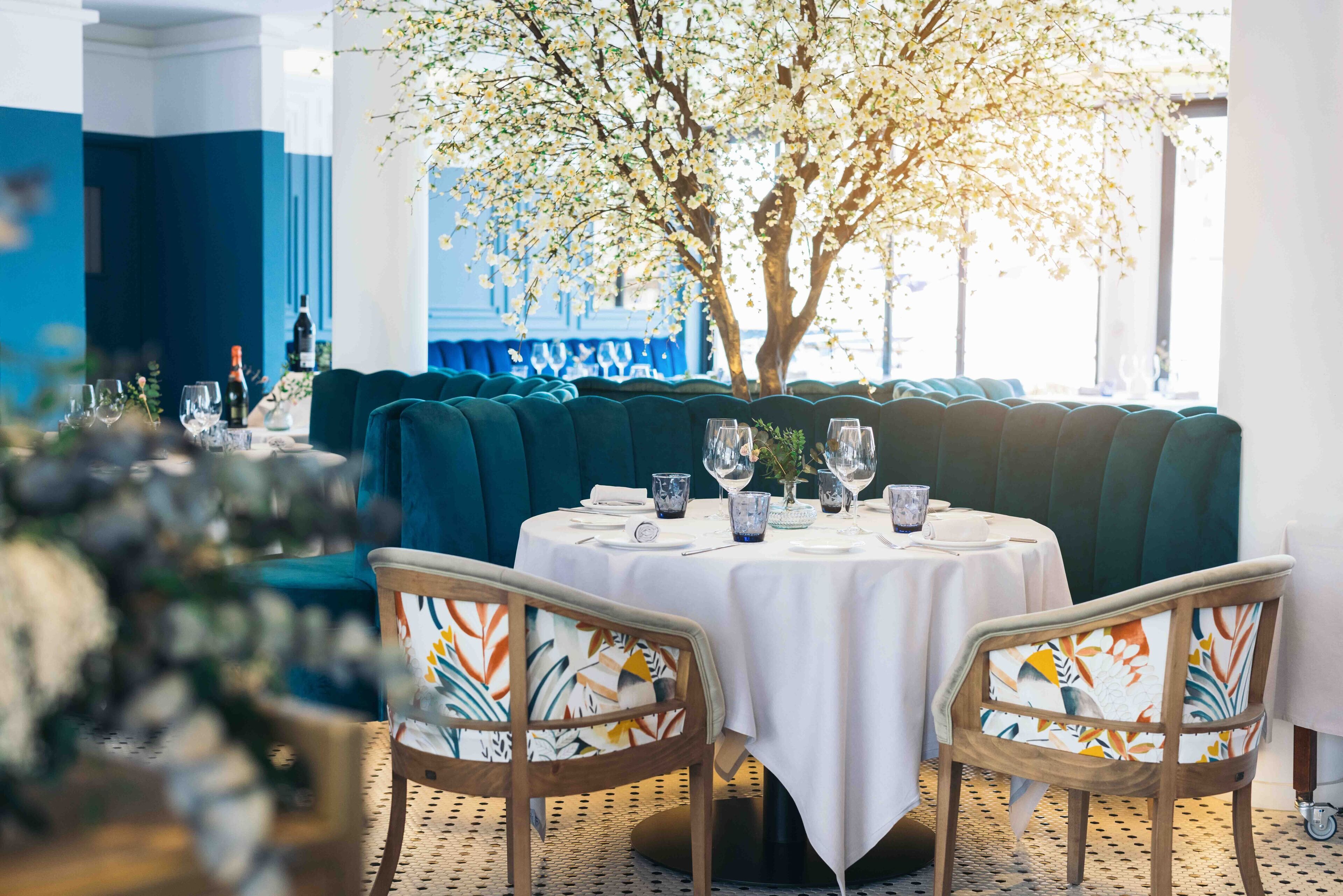 Déjeuner et dîner servis sur place, vue sur la piscine 