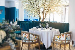 Se sirven almuerzos y cocina mediterránea (con vistas a la piscina) 