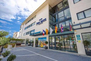 Vista frontal de la propiedad