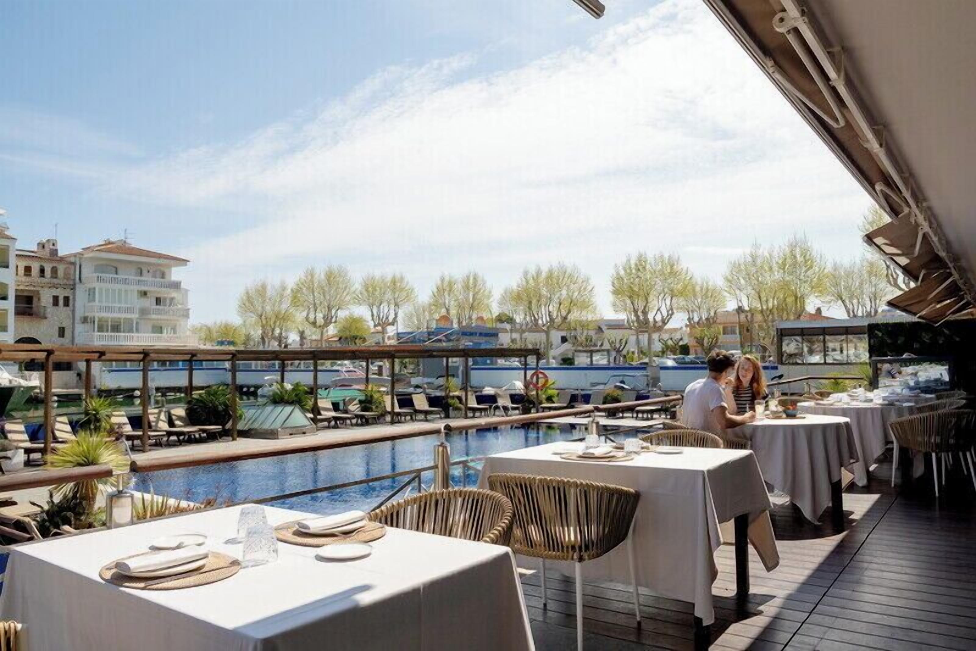 Déjeuner et dîner servis sur place, vue sur la piscine 