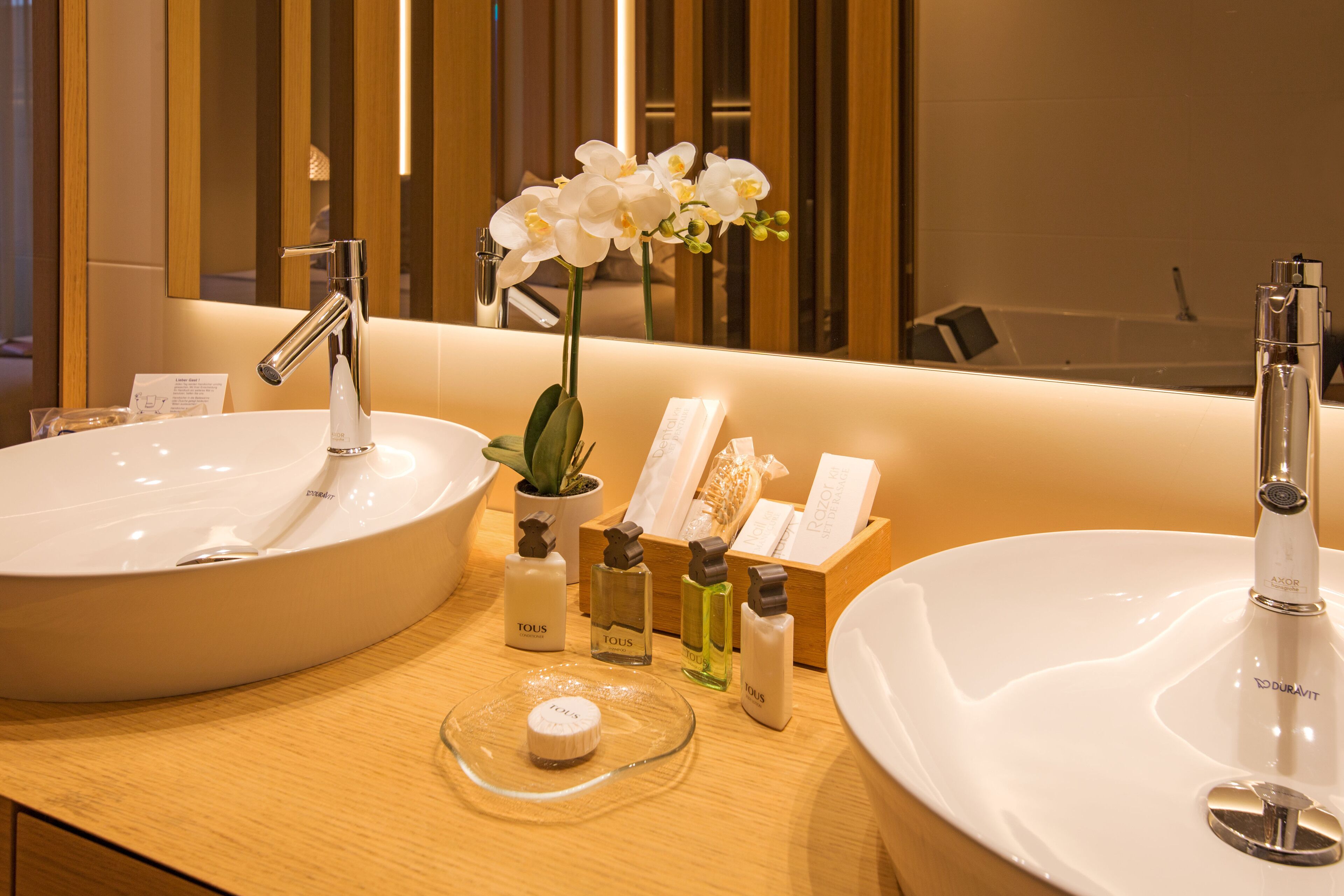 luxury studio suite, sea view | bathroom | combined shower/bathtub, free toiletries, hair dryer, bathrobes