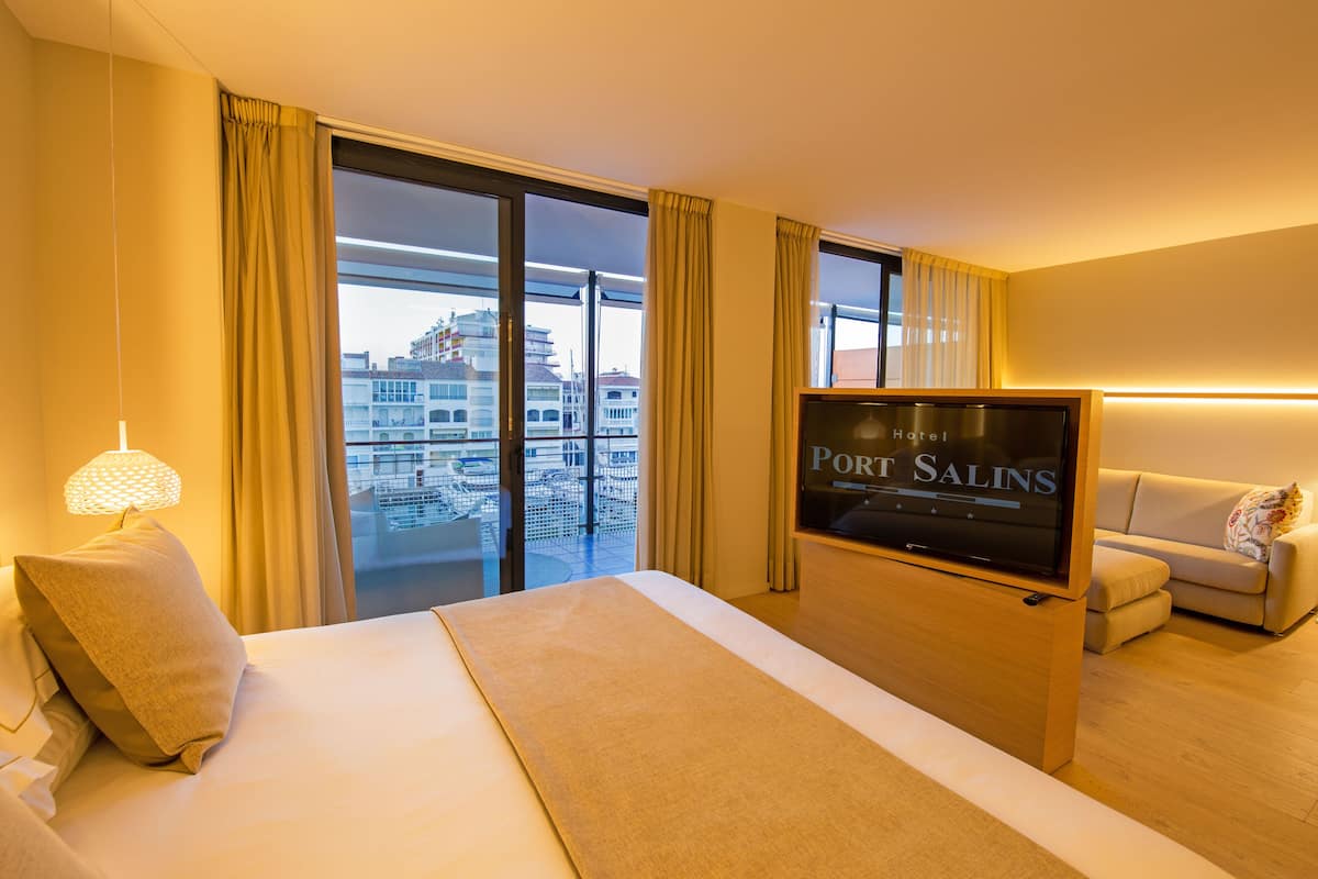 luxury studio suite, sea view | minibar, in-room safe, desk, blackout curtains