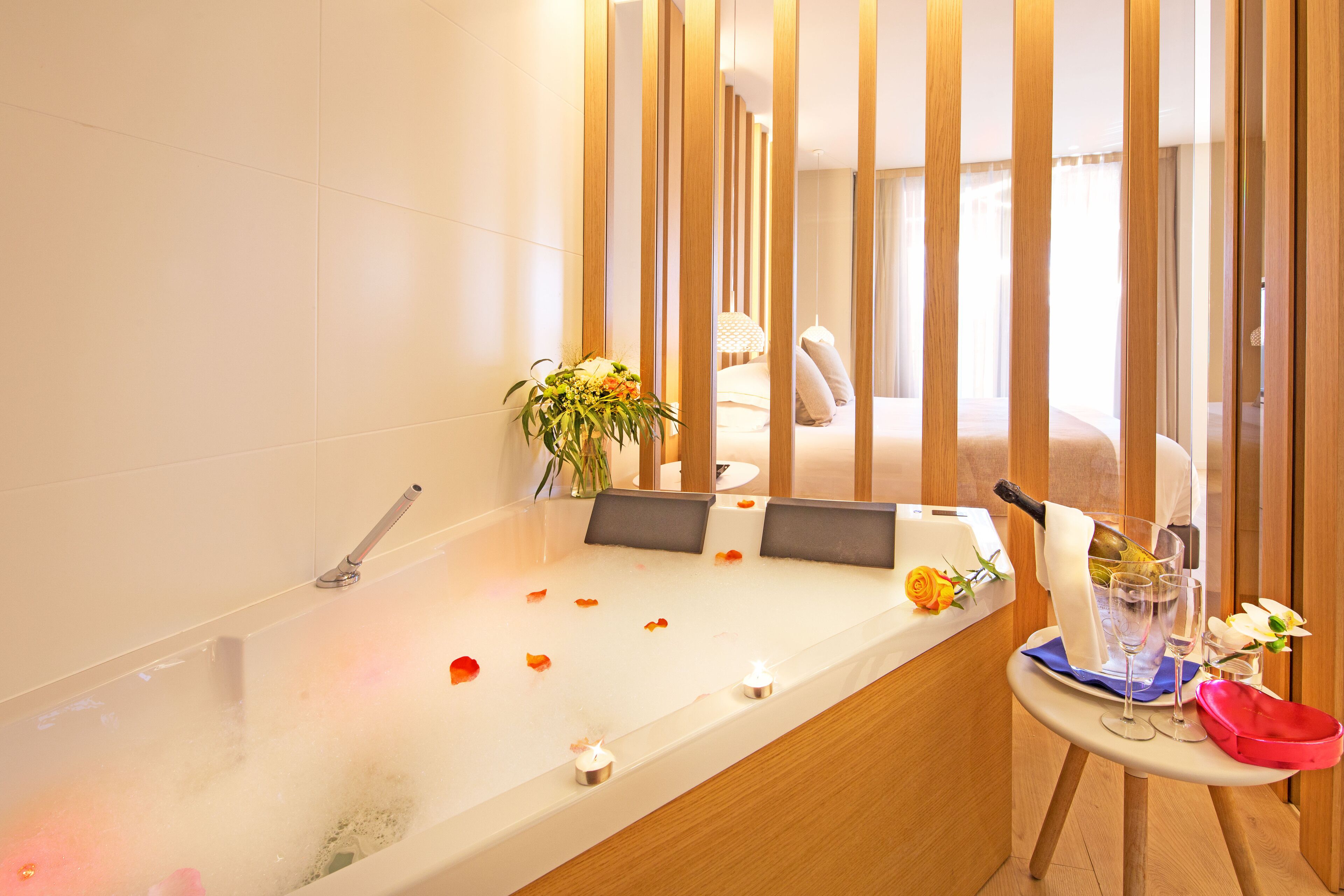 luxury studio suite, sea view | private spa tub