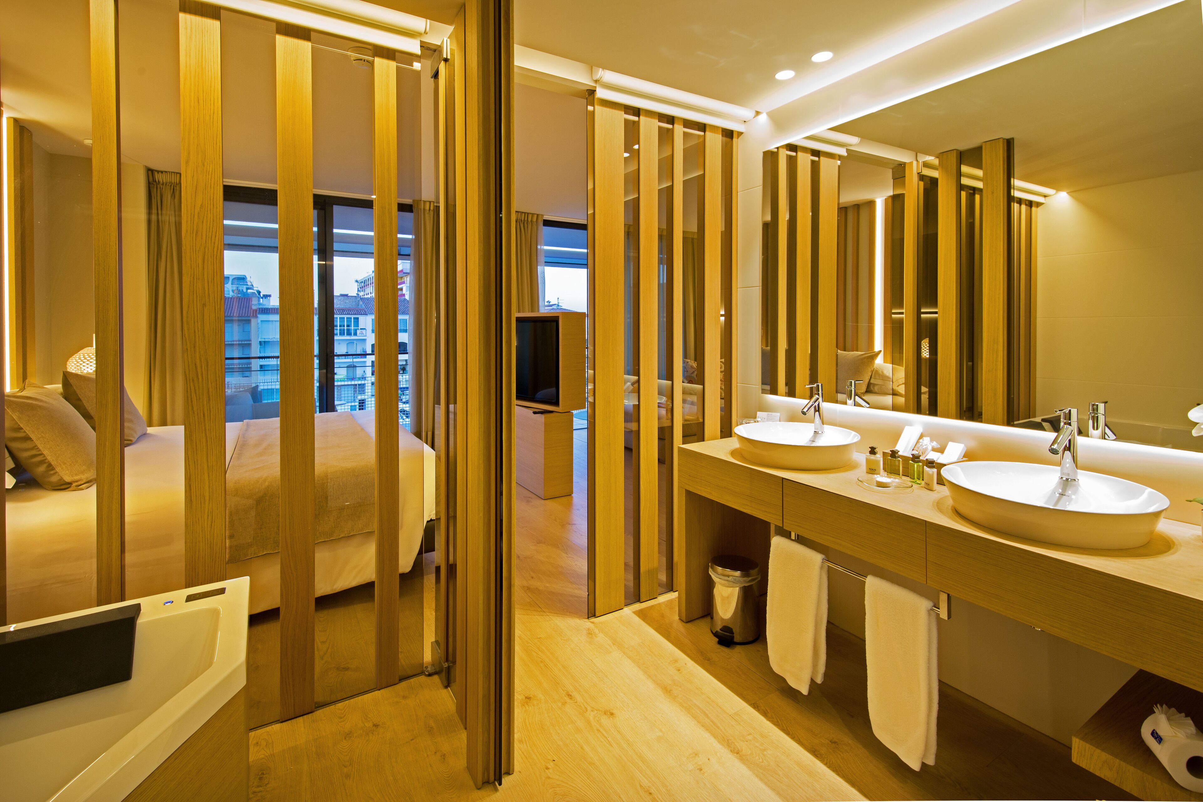 Luxury Studio Suite, Sea View | Bathroom | Combined shower/bathtub, free toiletries, hair dryer, bathrobes