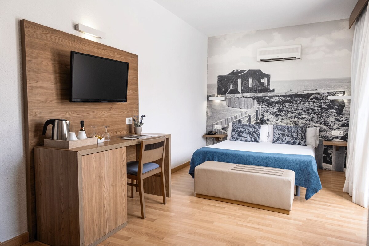 Donsdekens, een minibar, een kluis op de kamer, een bureau