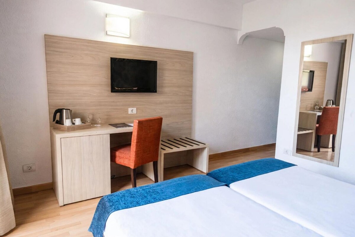 Donsdekens, een minibar, een kluis op de kamer, een bureau