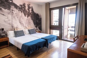 Frigobar, cofres nos quartos, escrivaninha, cortinas blackout