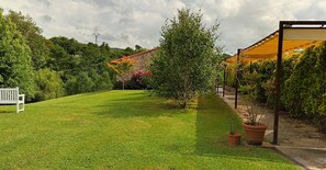 Standard-Dreibettzimmer, Terrasse, Poolblick | Individuell dekoriert, individuell eingerichtet, Schreibtisch