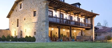 Vista frontal de la propiedad por la tarde o noche