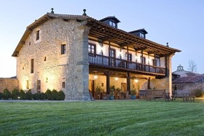 Front of property – evening/night - Palación de Toñanes (Alfoz de Lloredo)