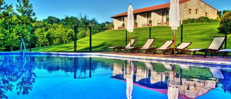 Piscine extérieure, parasols de plage, chaises longues