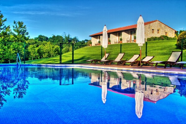 Piscine extérieure, parasols de plage, chaises longues