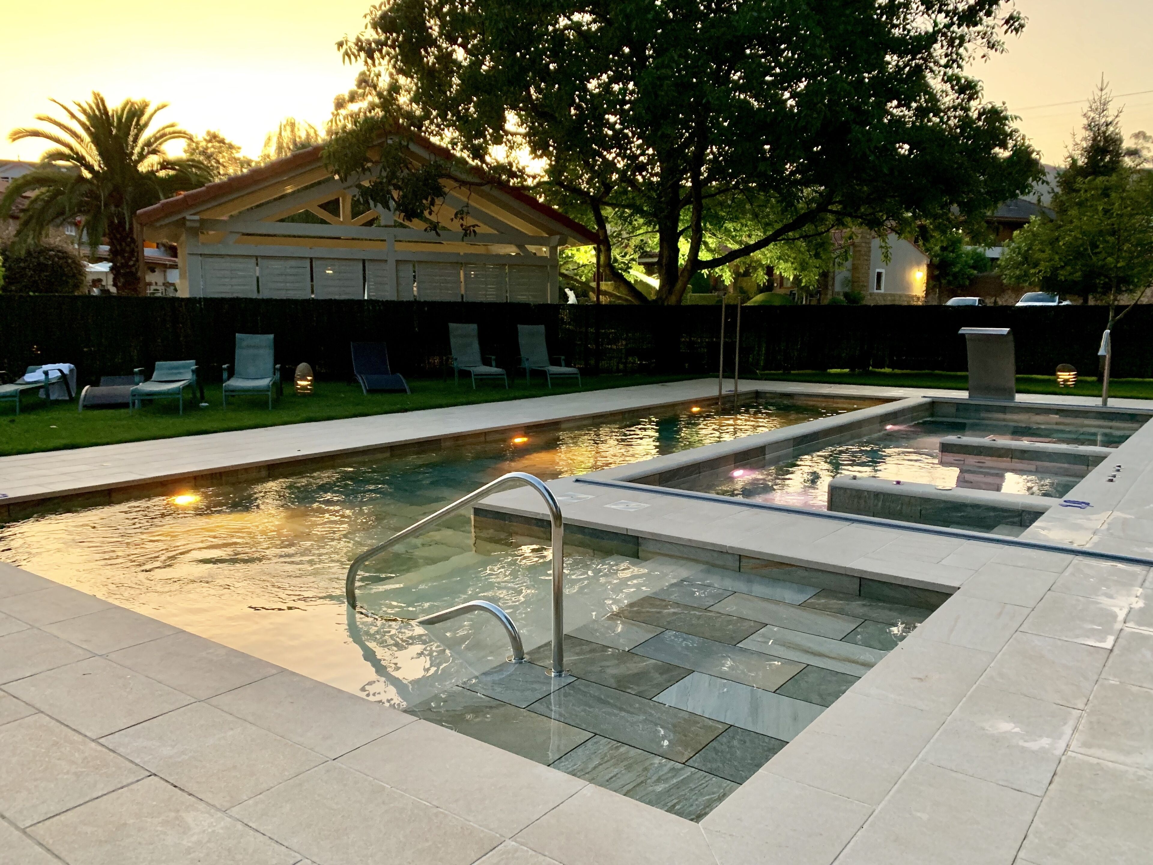 室外游泳池，恒温泳池