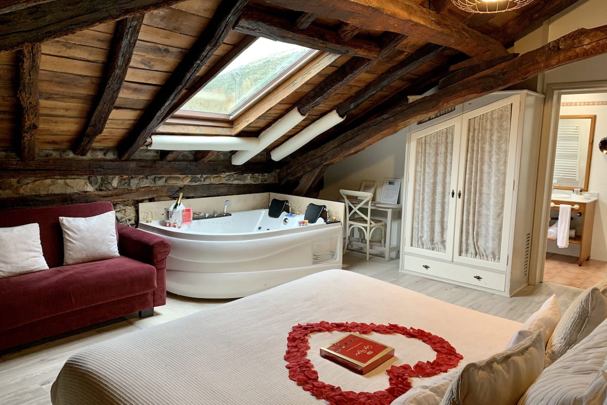 suite, hot tub | 1 bedroom