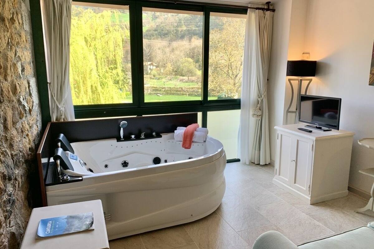 premium suite, hot tub | 1 bedroom