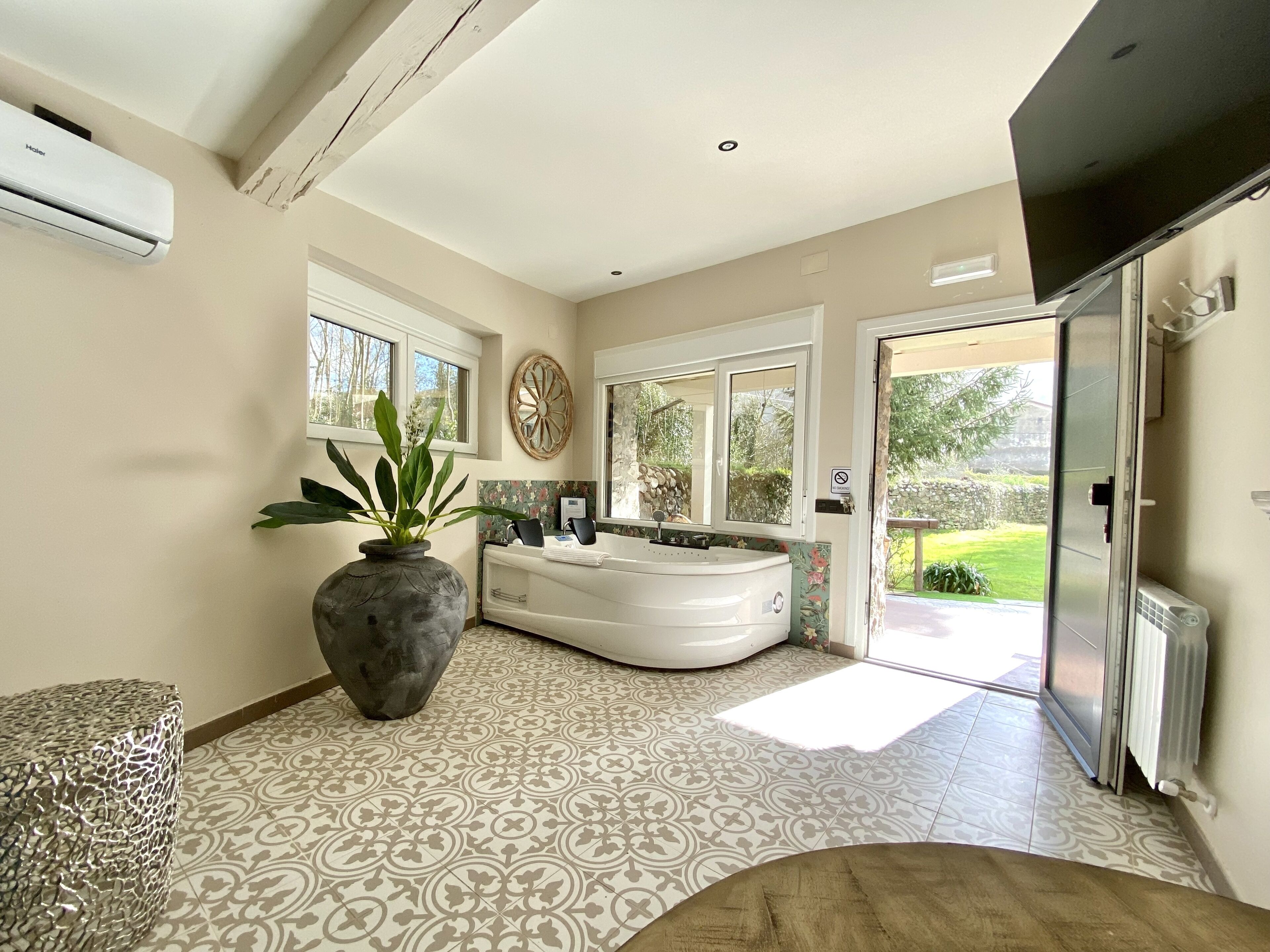 family suite, hot tub | 1 bedroom