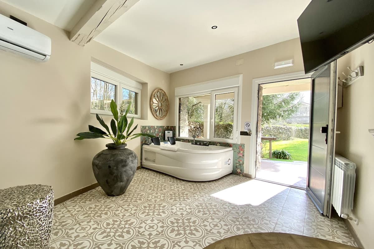 family suite, hot tub | 1 bedroom