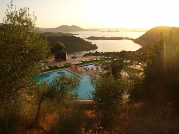 Piscina externa sazonal, guarda-sóis, espreguiçadeiras