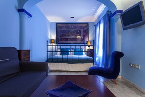 Individually decorated, soundproofing, rollaway beds, free WiFi - La Casa del Maestro (Seville)