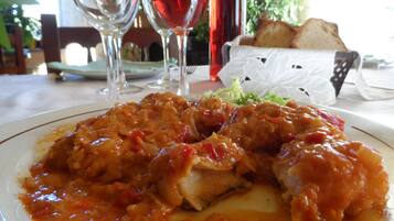 Ofereix vistes al jardí i s'hi serveixen esmorzars, dinars i sopars