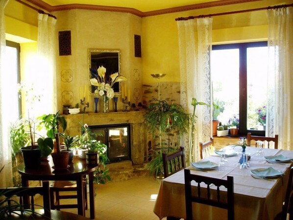 Frokost, lunsj og middag serveres, spanske retter, utsikt mot hagen 