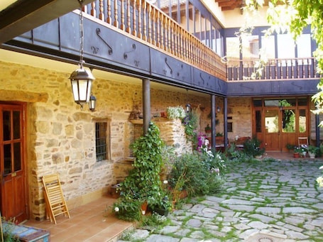 Property grounds. La Casa del Filandón