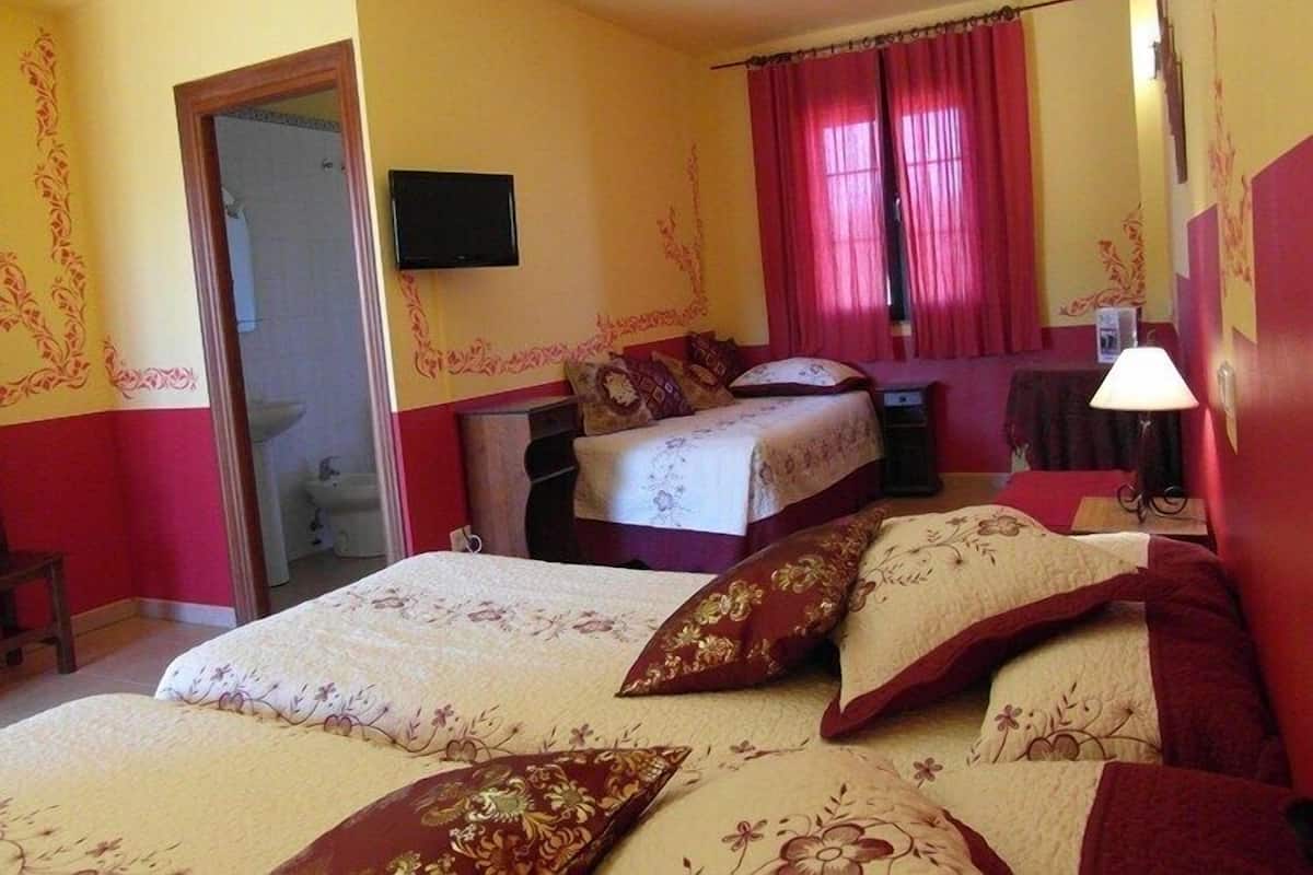 Triple Room | Individually decorated, individually furnished, desk, soundproofing