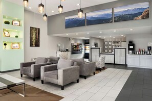 Lobby lounge - Garner Auburn - Seattle by IHG (Auburn)