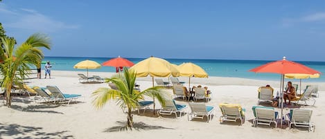 PĂ„ stranden och vit sandstrand