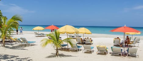 På stranden och vit sandstrand