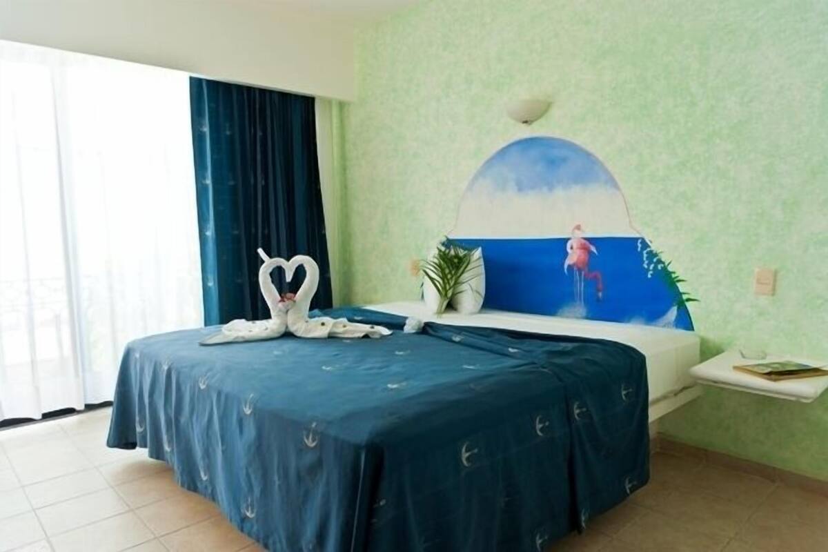 Deluxe Room, 1 King Bed | Select Comfort beds, blackout drapes, free WiFi
