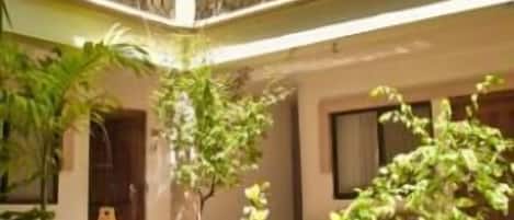 من حمّامات السباحة المغطاة