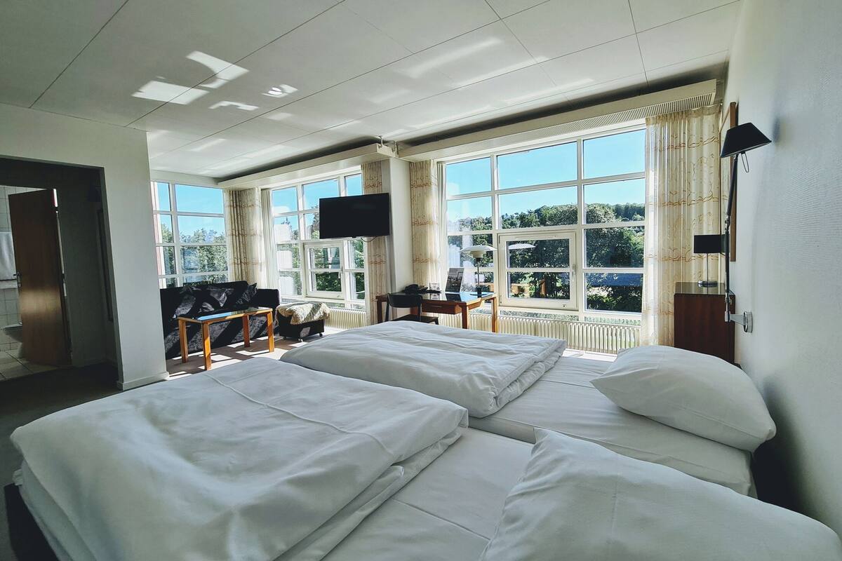 junior room | hypo-allergenic bedding, in-room safe, desk, free wifi