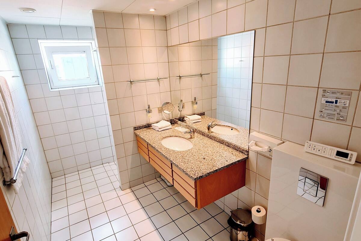 junior room | bathroom | shower, hair dryer, towels